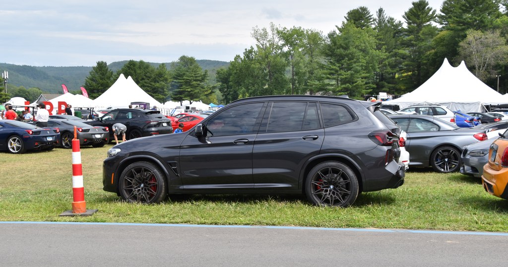BMW X3 из&nbsp;Китая против&nbsp;LiXiang L8: дуэль кроссоверов 2026