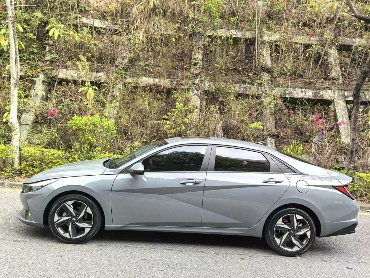 Hyundai Elantra в профиль