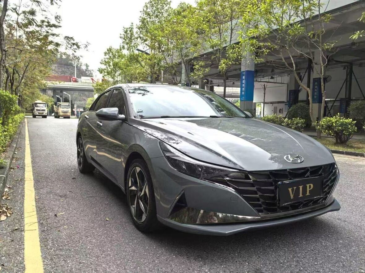Hyundai Elantra спереди, серая