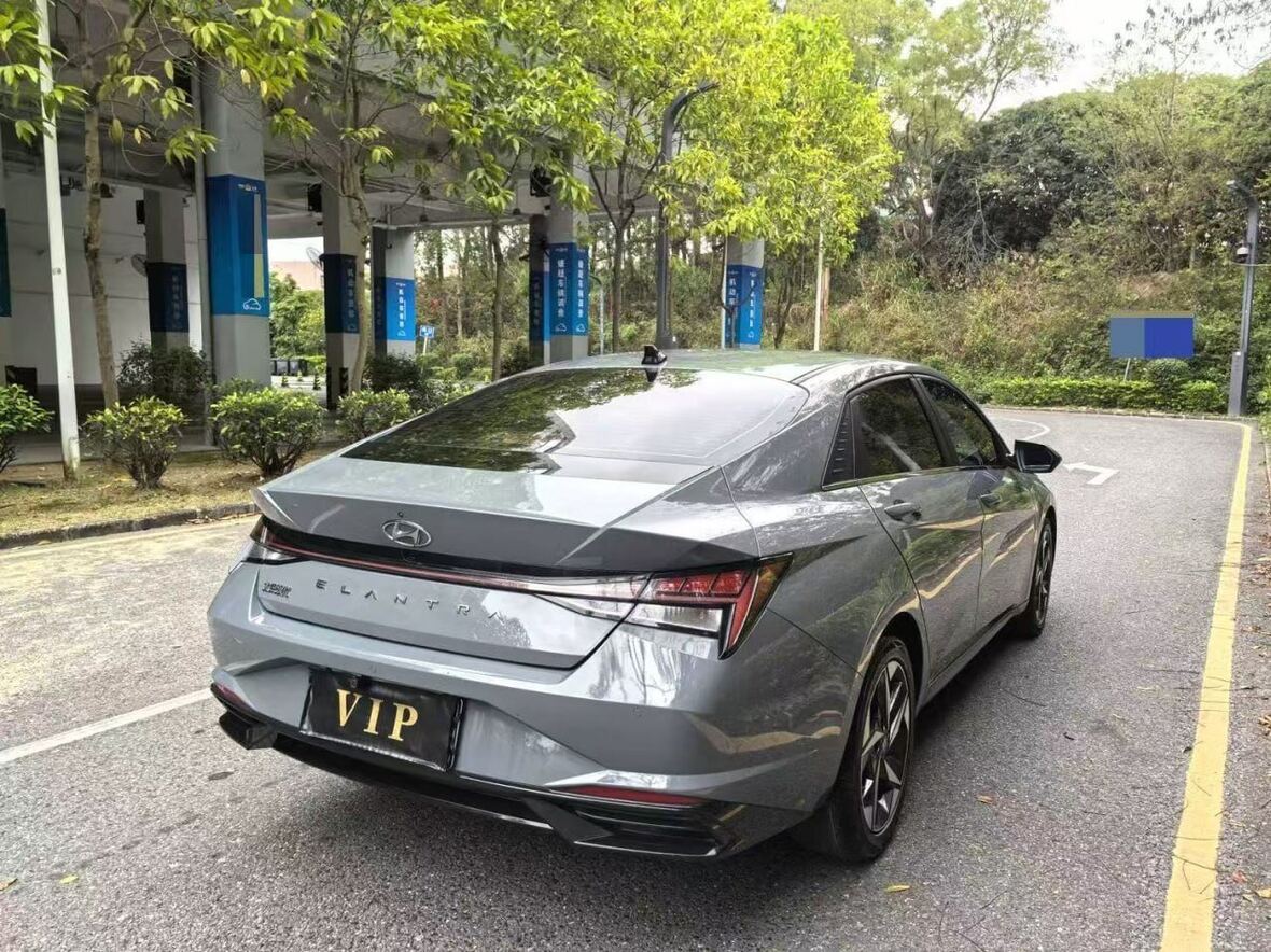 Hyundai Elantra сзади