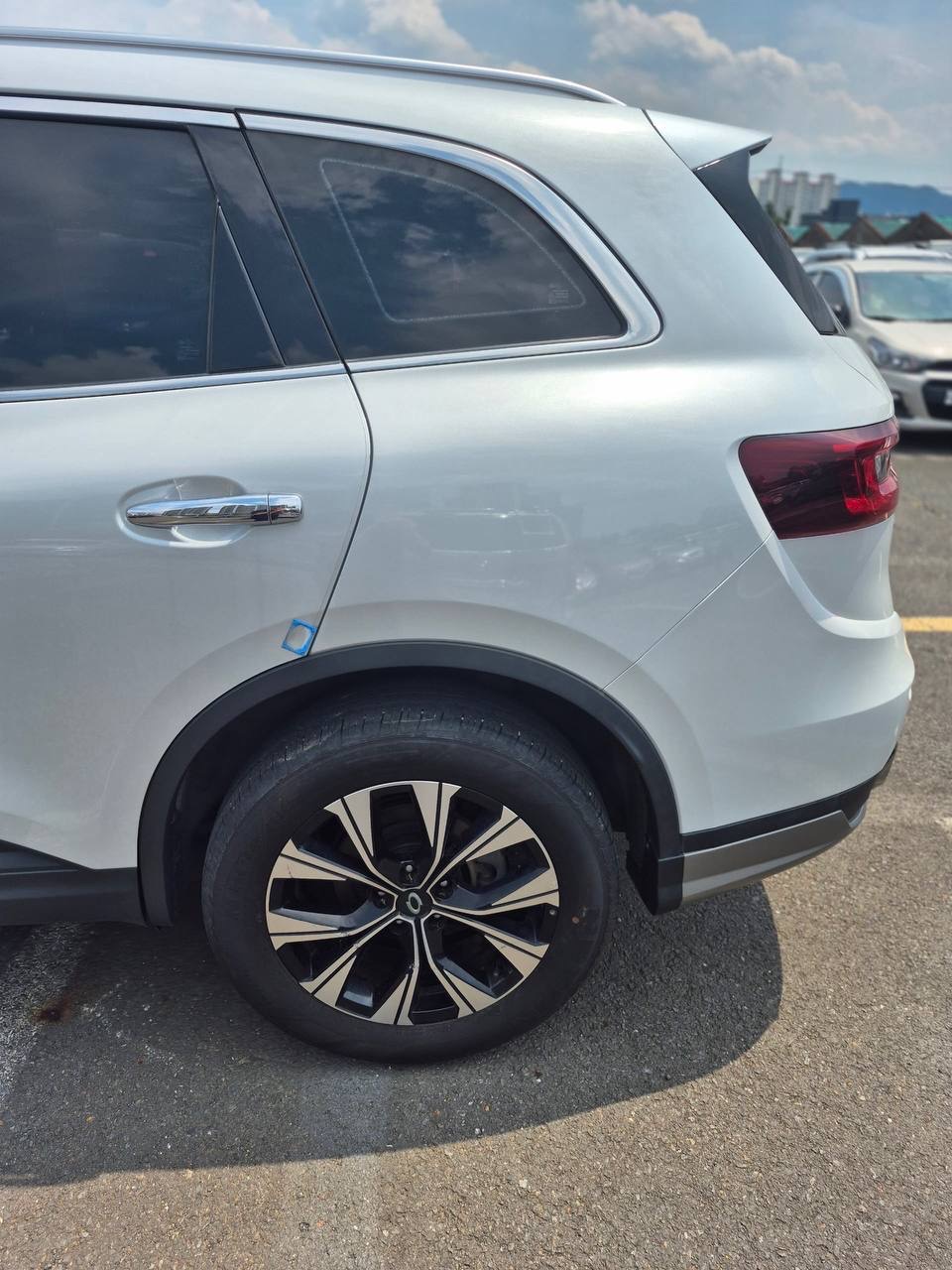Синий транспортировочный ограничитель на кузове Renault Samsung QM6