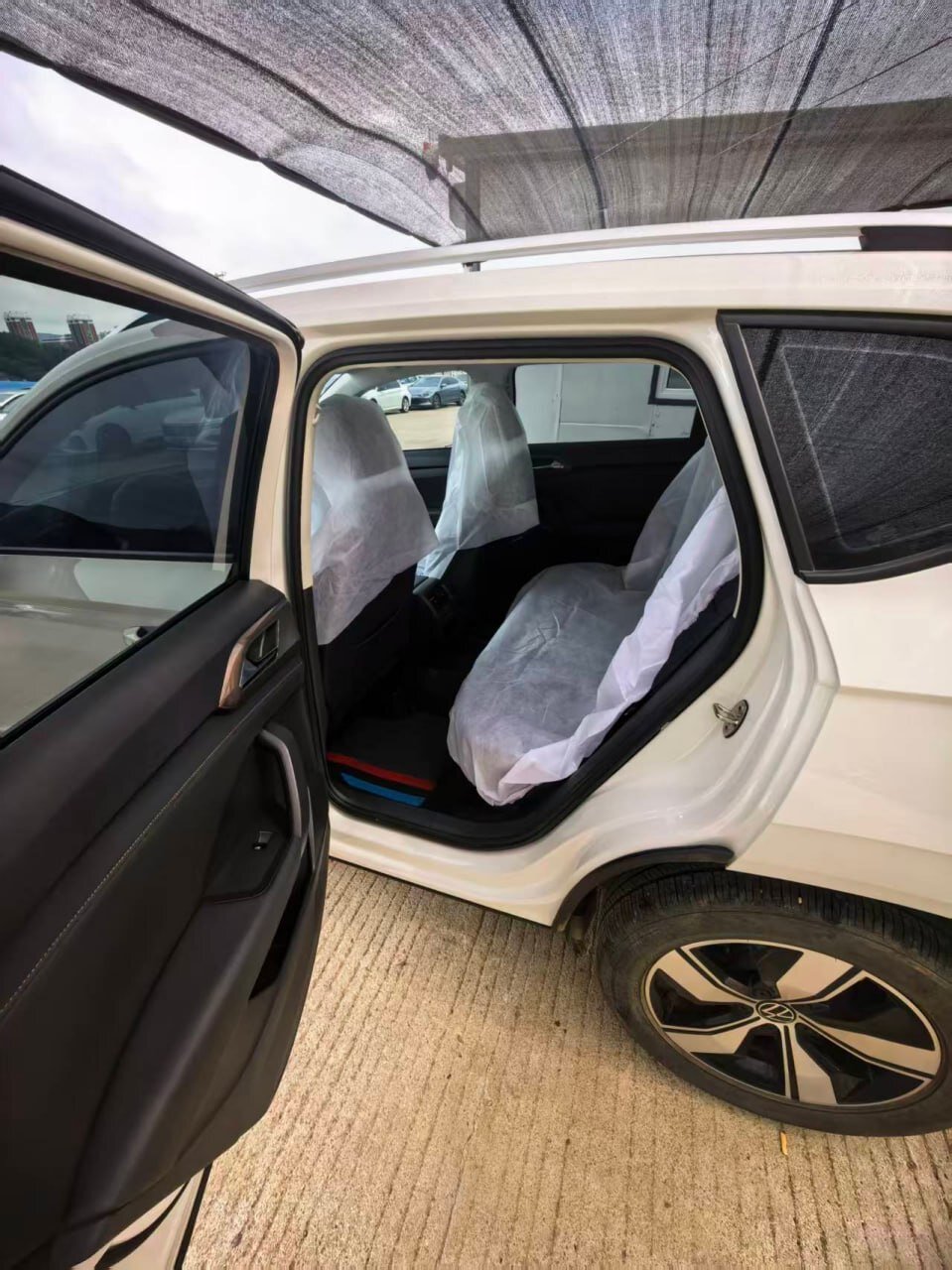Volkswagen Tharu с чехлами на сиденьях перед отправкой из Китая