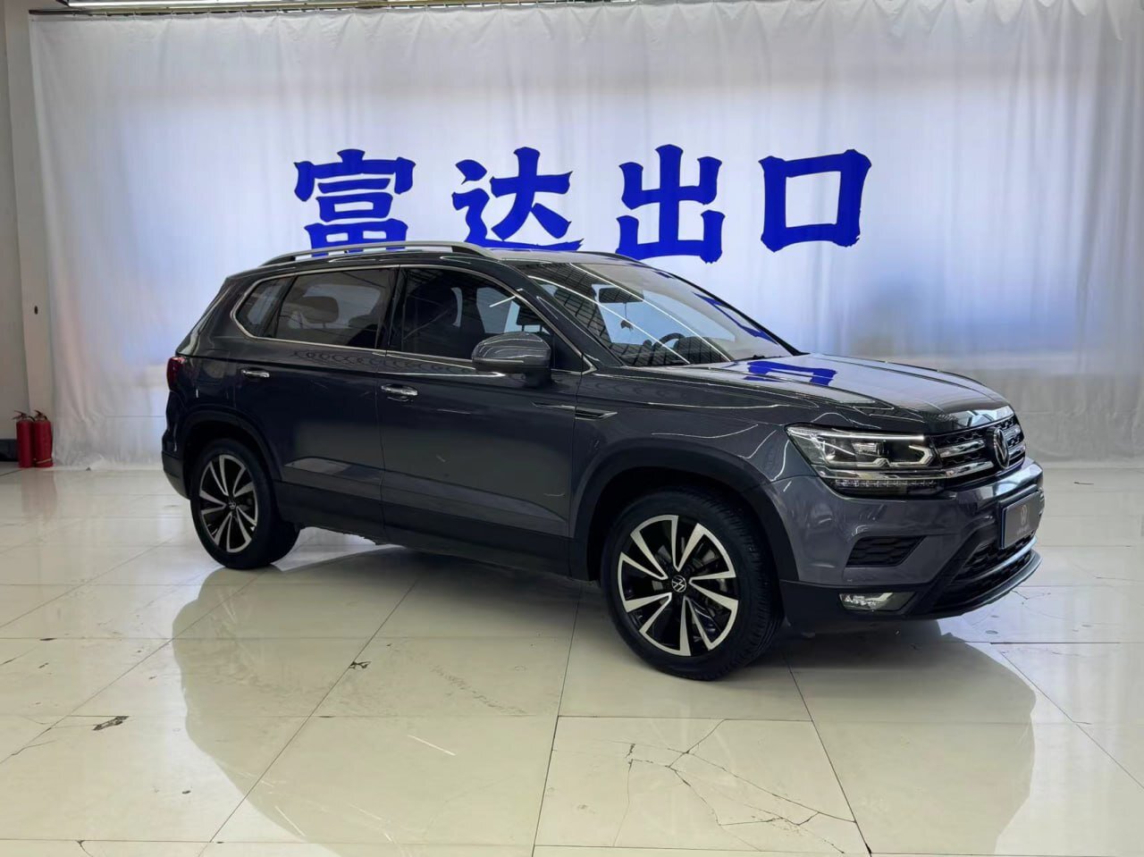 Серый Volkswagen Tharu, один из вариантов подбора