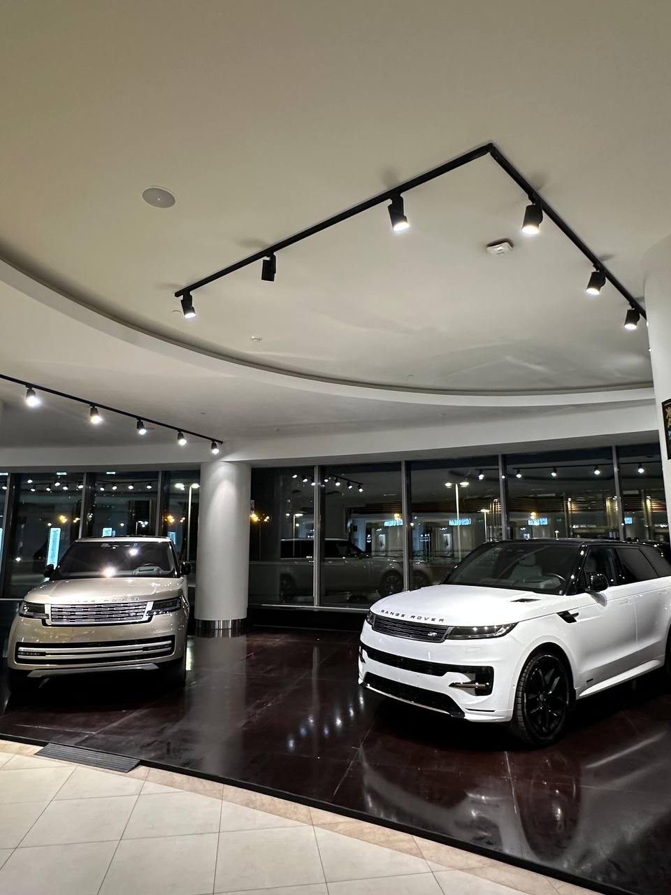 Range Rover Sport 2023 белый — реальное фото в шоуруме