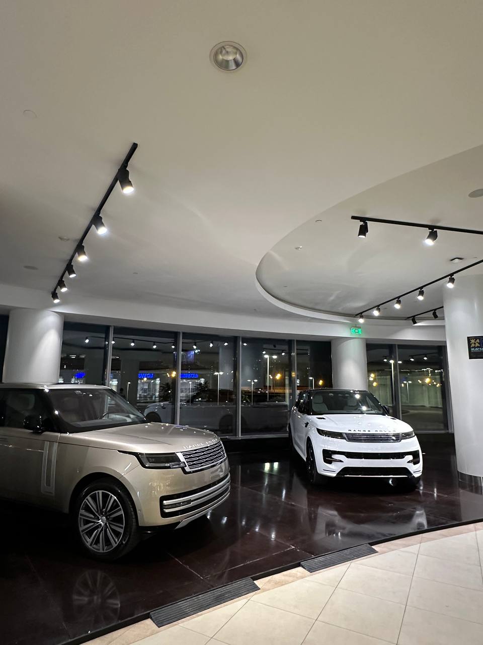 Range Rover Autobiography L 2022 шампань — реальное фото в шоуруме