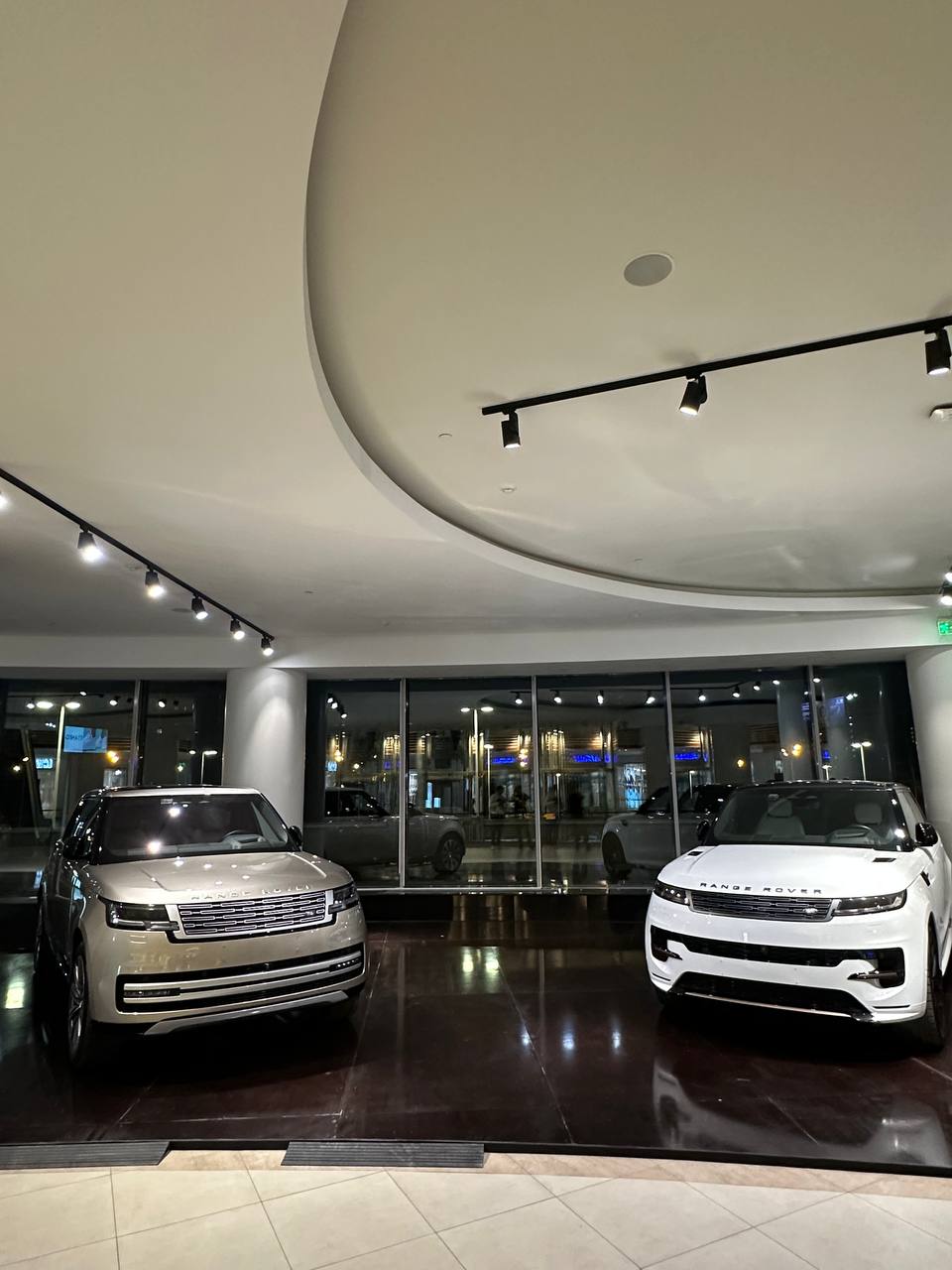 Оба Range Rover в шоуруме 160Drive, ТЦ Вегас Кунцево